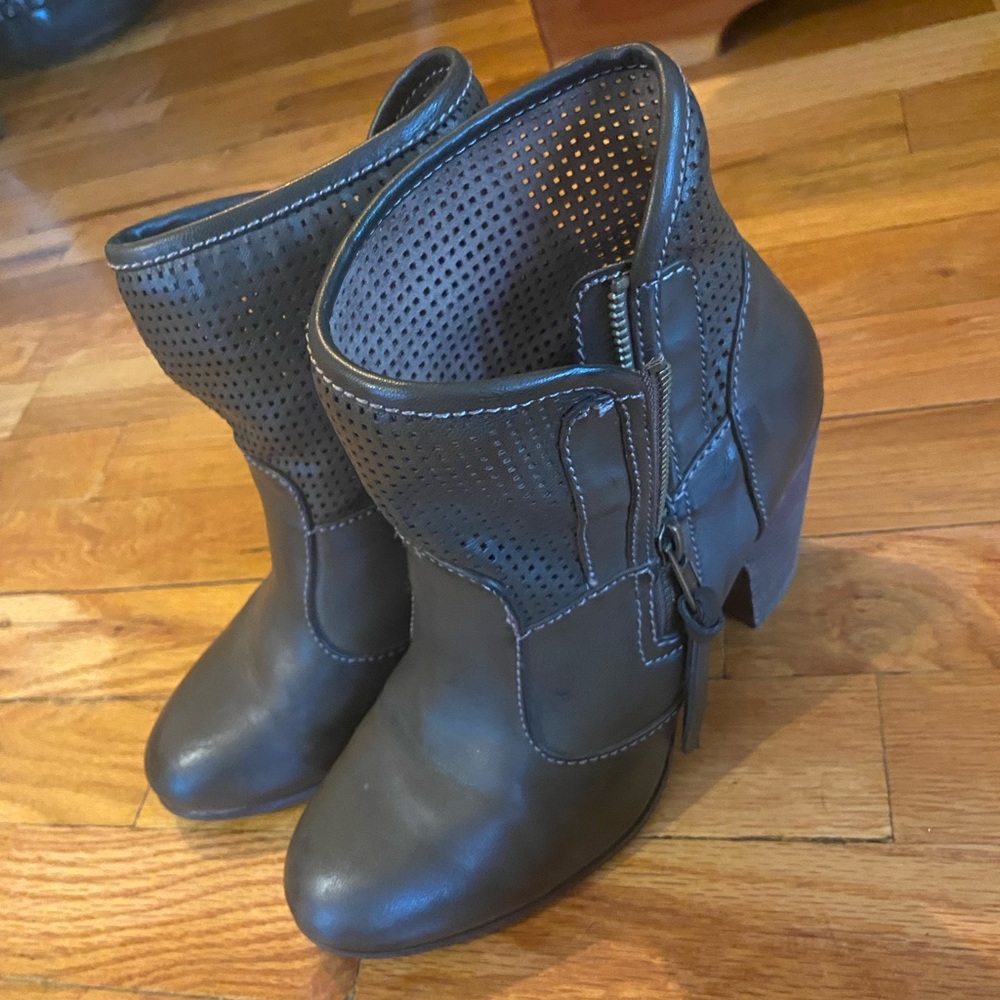 Report Ankle Boots